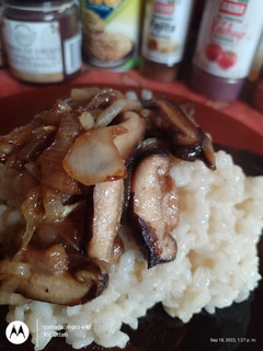 Una foto de Arroz con salteado de hongos (vegano)