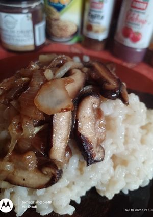 Una foto de Arroz con salteado de hongos (vegano)