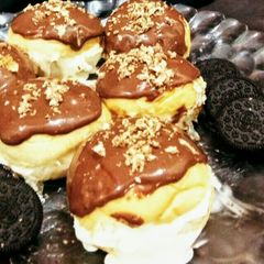 A picture of Chocolate Eclair.