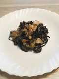 Pasta negra con cococha de bacalao y berenjena (perfecto con una copa de vino blanco)