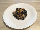 Pasta negra con cococha de bacalao y berenjena (perfecto con una copa de vino blanco)