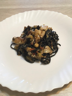Una foto de Pasta negra con cococha de bacalao y berenjena (perfecto con una copa de vino blanco)