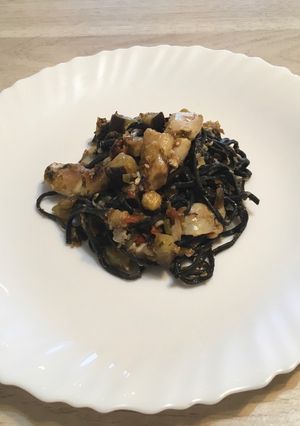 Una foto de Pasta negra con cococha de bacalao y berenjena (perfecto con una copa de vino blanco)