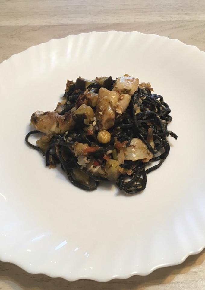 Una foto de Pasta negra con cococha de bacalao y berenjena (perfecto con una copa de vino blanco)