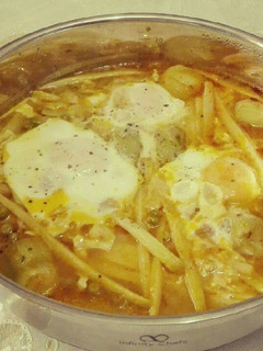 Una foto de Huevos con espárragos blancos, alcachofas y guisantes