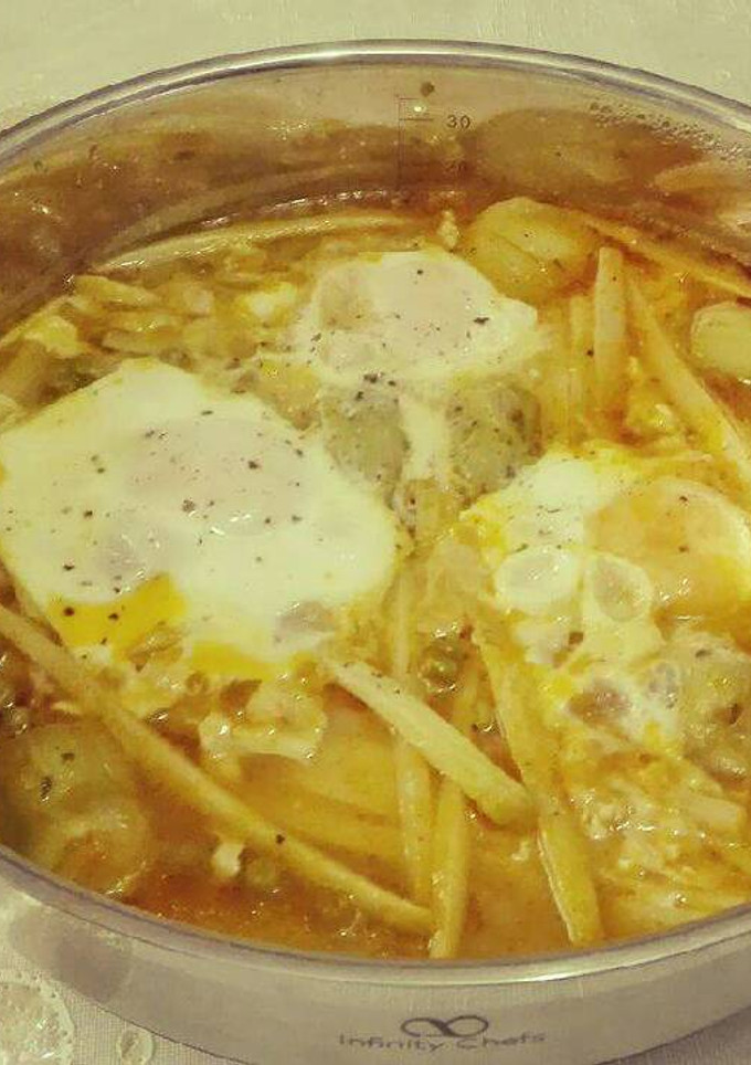 Una foto de Huevos con espárragos blancos, alcachofas y guisantes