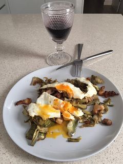 Una foto de Alcachofas con panceta y huevo frito