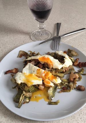 Una foto de Alcachofas con panceta y huevo frito