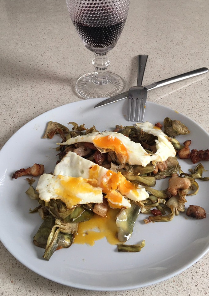 Una foto de Alcachofas con panceta y huevo frito