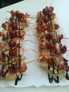 Una foto de Brocheta de langostino y bacon