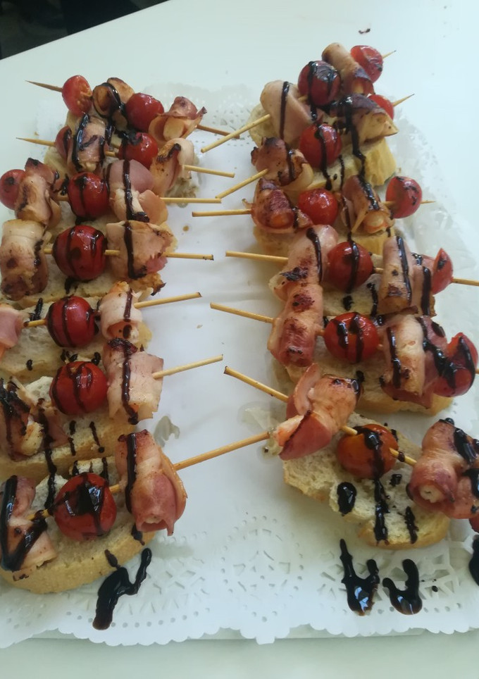 Una foto de Brocheta de langostino y bacon