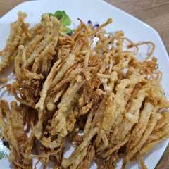 A picture of Jamur Enoki Crispy.