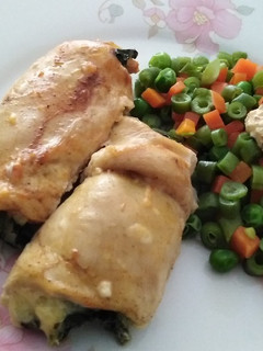 Una foto de Enrollado de pollo con espinaca y queso