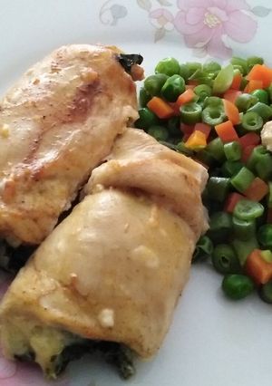 Una foto de Enrollado de pollo con espinaca y queso
