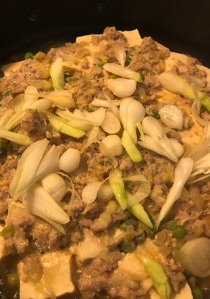 Hình của món Đậu hũ hấp thịt, hành và đậu Hà lan.