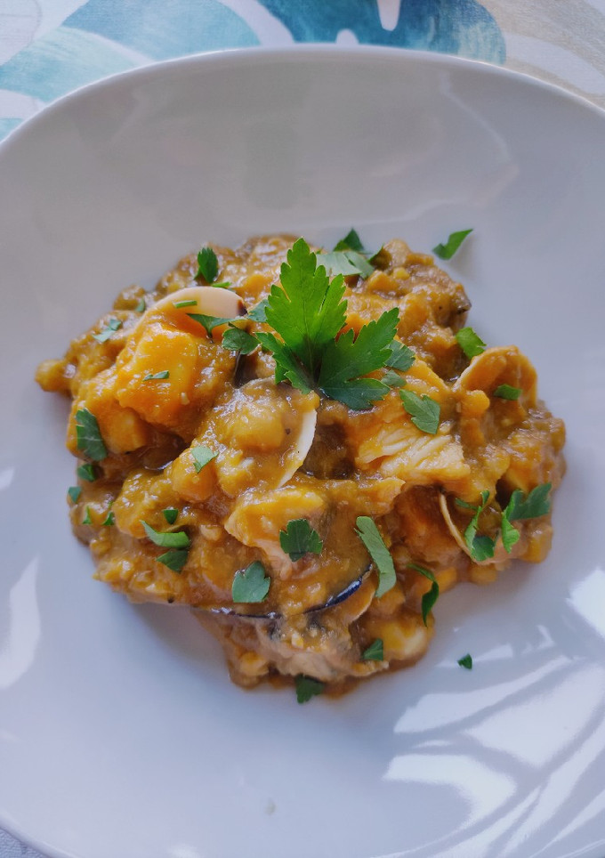 Una foto de Potaje de garbanzos y mariscos