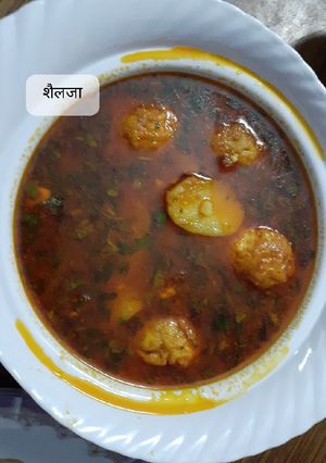 आलू के साथ अंडे मसालेदार (Aloo ke saath ande masaledar recipe in hindi) रेसिपी मुख्य फोटो