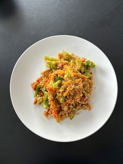 Una foto de 🌱 Quinoa con verduras y salsa de soja 🌱