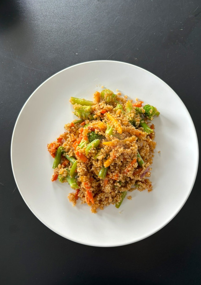 Una foto de 🌱 Quinoa con verduras y salsa de soja 🌱