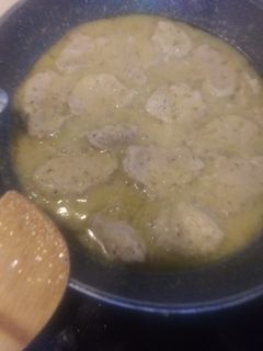 Una foto de Carne en salsa con arroz blanco