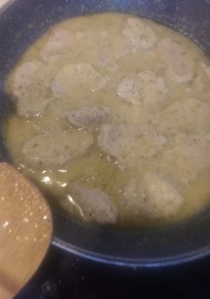 Una foto de Carne en salsa con arroz blanco