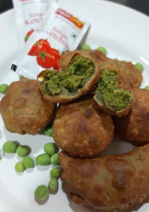 લીલા વટાણા ની કચોરી (Green Peas Kachori Recipe In Gujarati) રેસીપી મુખ્ય ફોટો