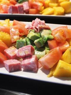 Foto principal de Ensalada de mango, aguacate y jamón cocido