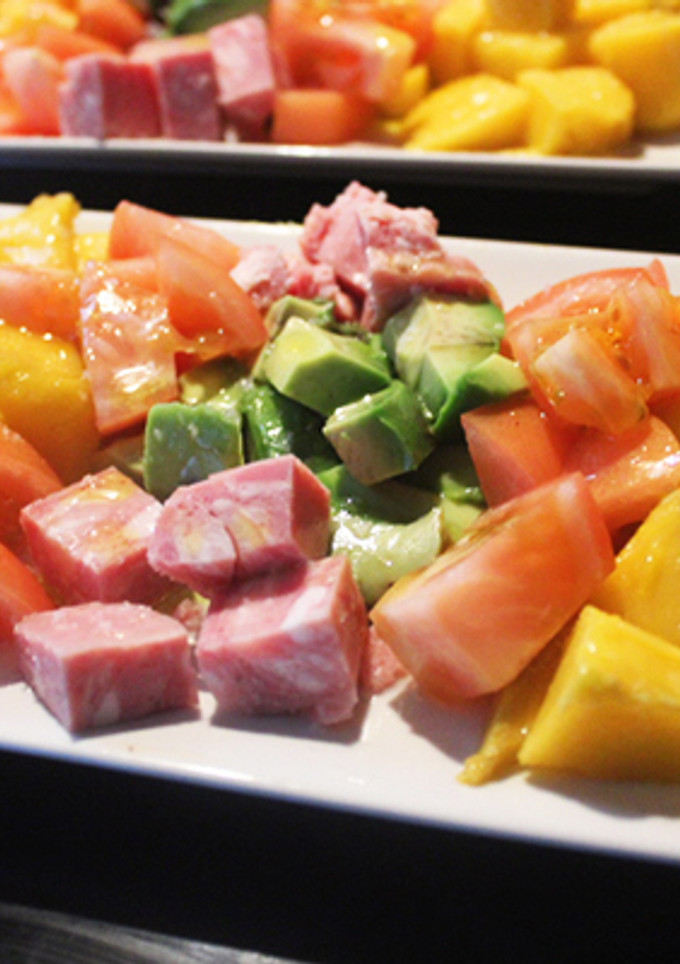 Una foto de Ensalada de mango, aguacate y jamón cocido