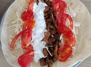 Uma foto de tortilhas kebab