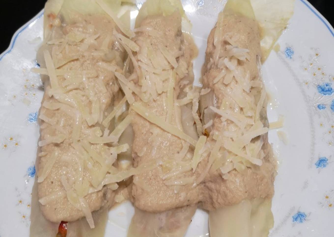 Canelones de repollo rellenos de carne con bechamel de berenjena