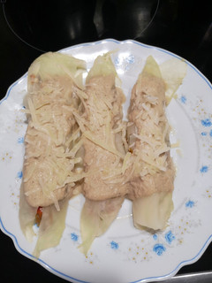 Una foto de Canelones de repollo rellenos de carne con bechamel de berenjena