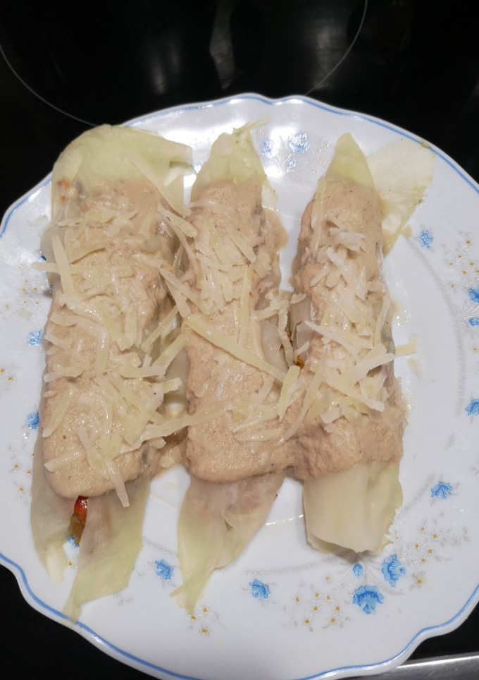 Una foto de Canelones de repollo rellenos de carne con bechamel de berenjena