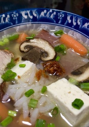 รูปของ ข้าวต้มหมีสูตร1(แบล็คฟอร์เรสต์เบคอนหมูกรอบเต้าหู้แครอทและเห็ดเชมปิญอง)