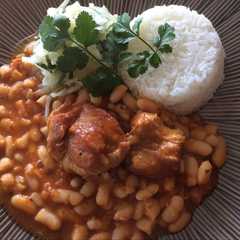Una foto de Frijoles con cerdo y zarsa criolla con arroz blanco