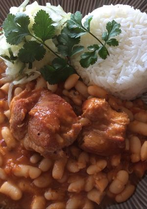 Una foto de Frijoles con cerdo y zarsa criolla con arroz blanco