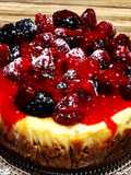 Cheesecake de vainilla, frambuesas y moras con salsa de frutos rojos