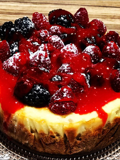 Una foto de Cheesecake de vainilla, frambuesas y moras con salsa de frutos rojos