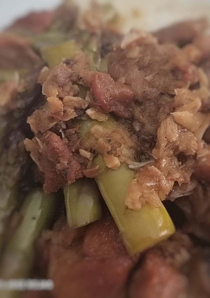 Una foto de Pollo al ajillo y espárragos verdes