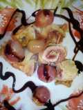 Involtini di lonzino di maiale,con speck, avvolti in foglie di verza, con uva caramellata all'aceto e crema all'aceto balsamico