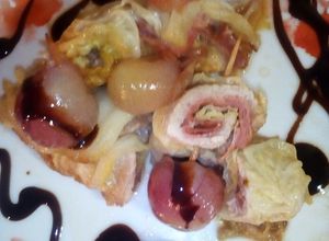 Foto di Involtini di lonzino di maiale,con speck, avvolti in foglie di verza, con uva caramellata all'aceto e crema all'aceto balsamico
