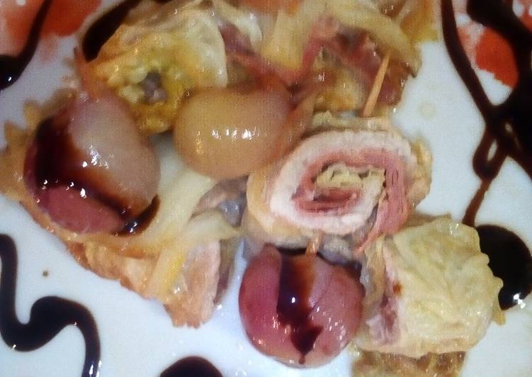 Involtini di lonzino di maiale,con speck, avvolti in foglie di verza, con uva caramellata all'aceto e crema all'aceto balsamico
