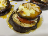 Berenjena con queso Philadelphia, miel y piñones