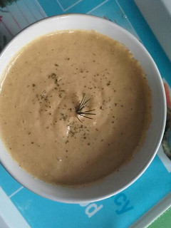 Una foto de Puré de verduras, huevo y york