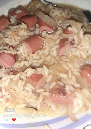 Una foto de Salchichas al vino con arroz