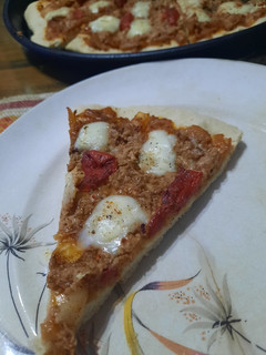 Una foto de Pizza de atún, queso y morrón