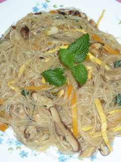 Koreai zöldséges üvegtészta (japchae) recept fotója