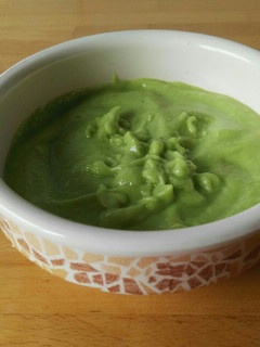 Una foto de Salsa de aguacate y albahaca