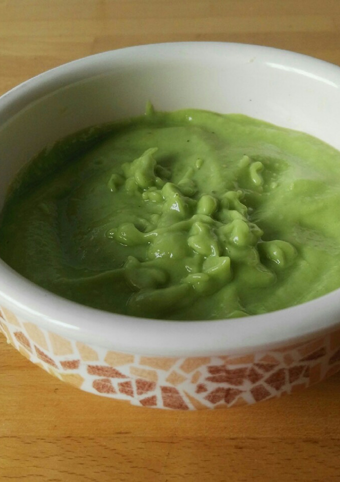 Una foto de Salsa de aguacate y albahaca
