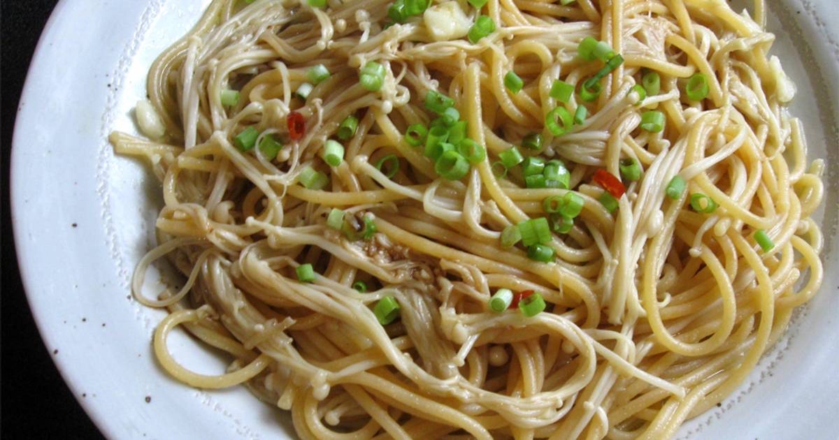 LowCarb Enoki & Spaghetti Aglio Olio Peperoncino Recipe by Hiroko Liston Cookpad