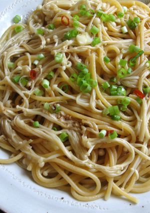 A picture of Low-Carb Enoki & Spaghetti Aglio Olio Peperoncino.